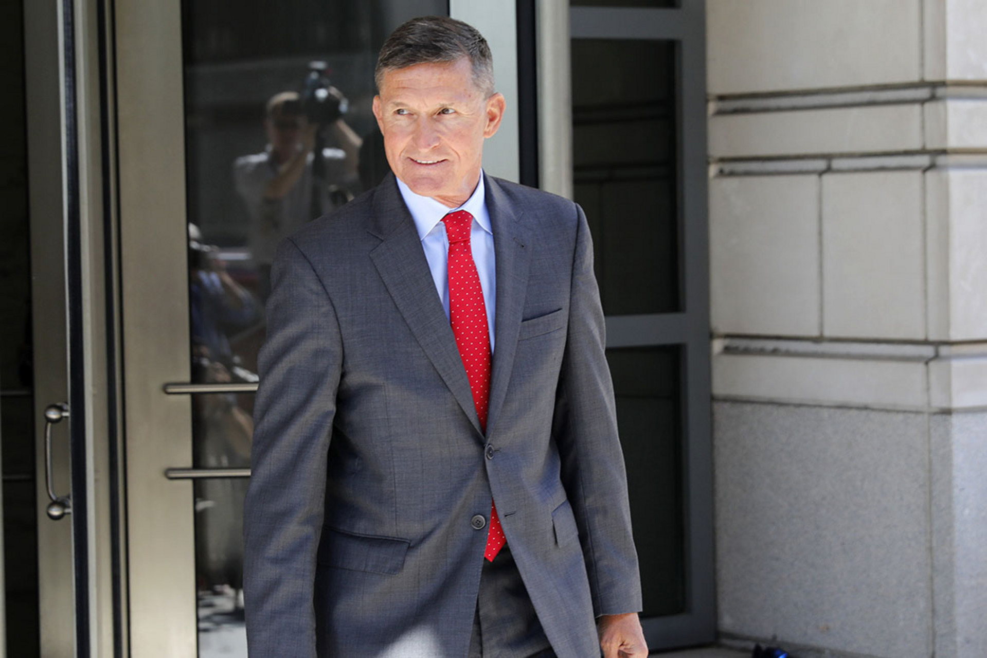 DOJ drops criminal case against Michael Flynn